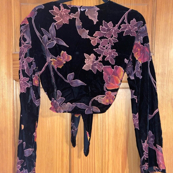 Crop top with tie in front - Picture 2 of 3